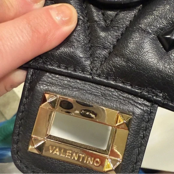 Black Quilted Chain Shoulder Bag, It literally used it 2 times . - Picture 10 of 11